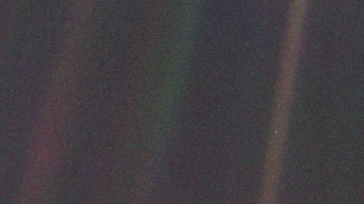 The Pale Blue Dot — Earth photographed by Voyager 1 from six billion kilometers (NASA/JPL-Caltech)